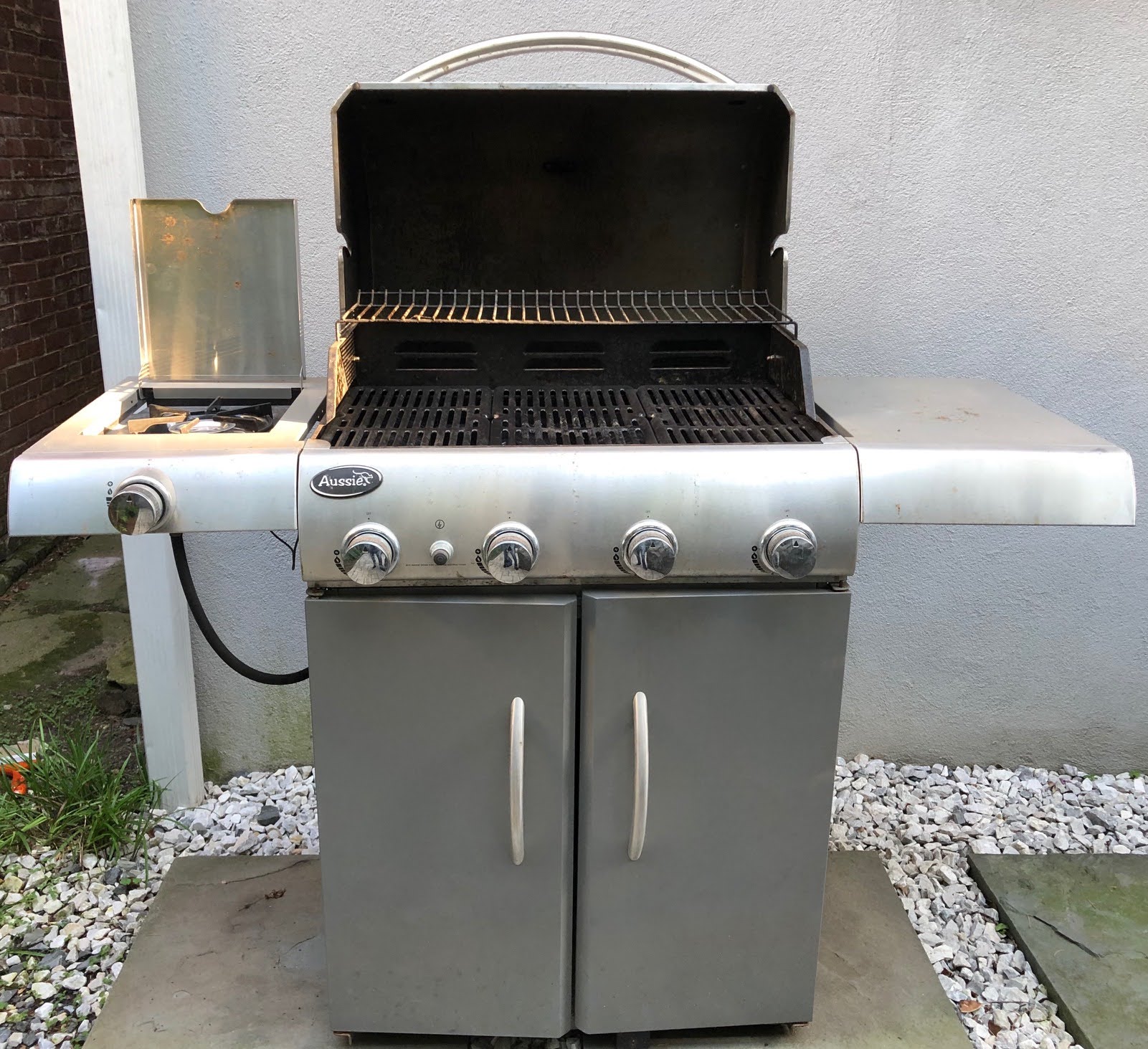 Five-burner gas grill